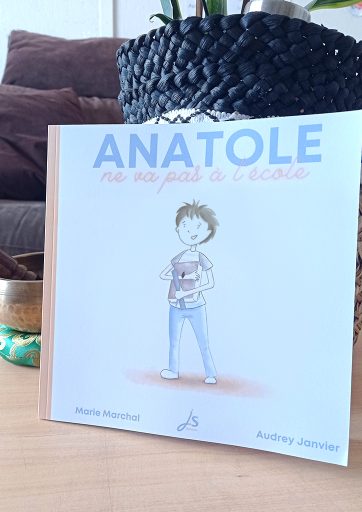 IEF - Collection des livres pour enfants des aventures d'Anatole, un héros pas tout à fait ordinaire - sur l'école à la maison et sur l'amitié au delà du handicap